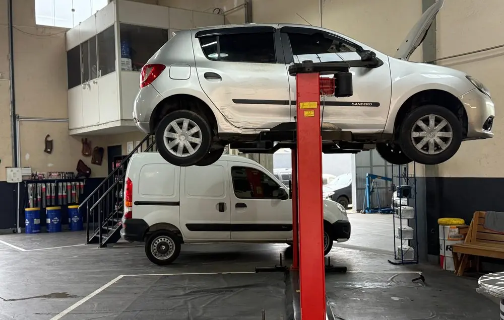 Carro em atendimento nos elevadores da Roph Car Mecânica