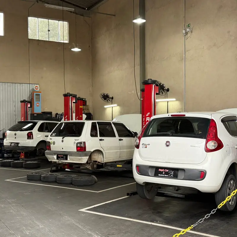 Carro em atendimento nos elevadores da Roph Car Mecânica